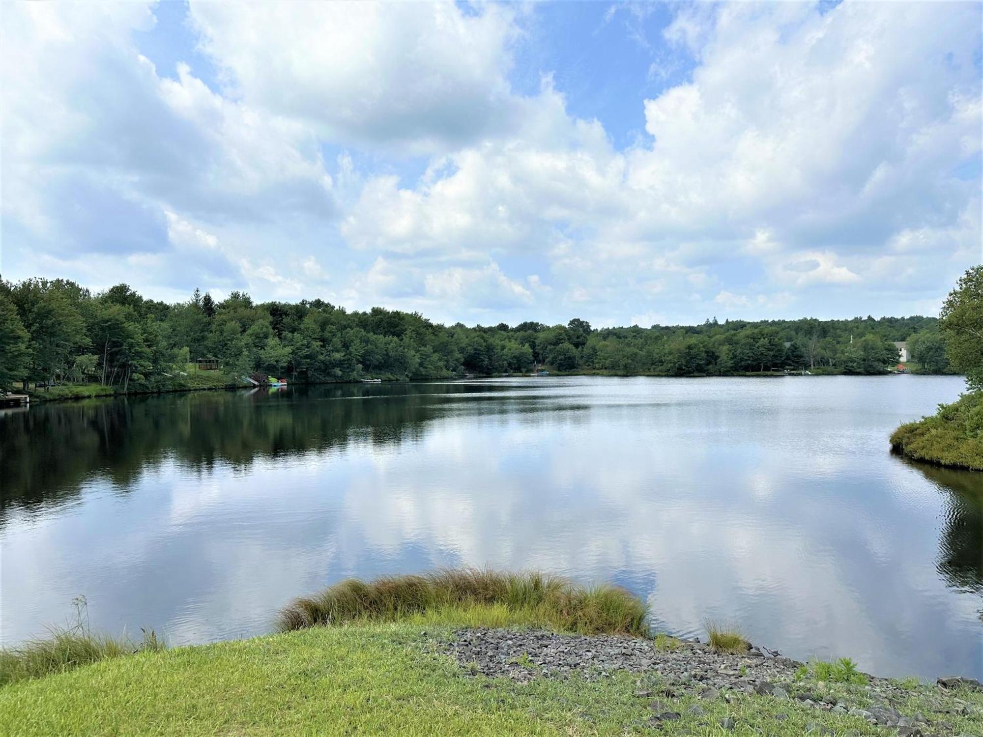 Wow!! Ultimate Pocono Retreat, Hot Tub, Game Room, Deck, Lakes, Skiing, Pools Long Pond Eksteriør billede