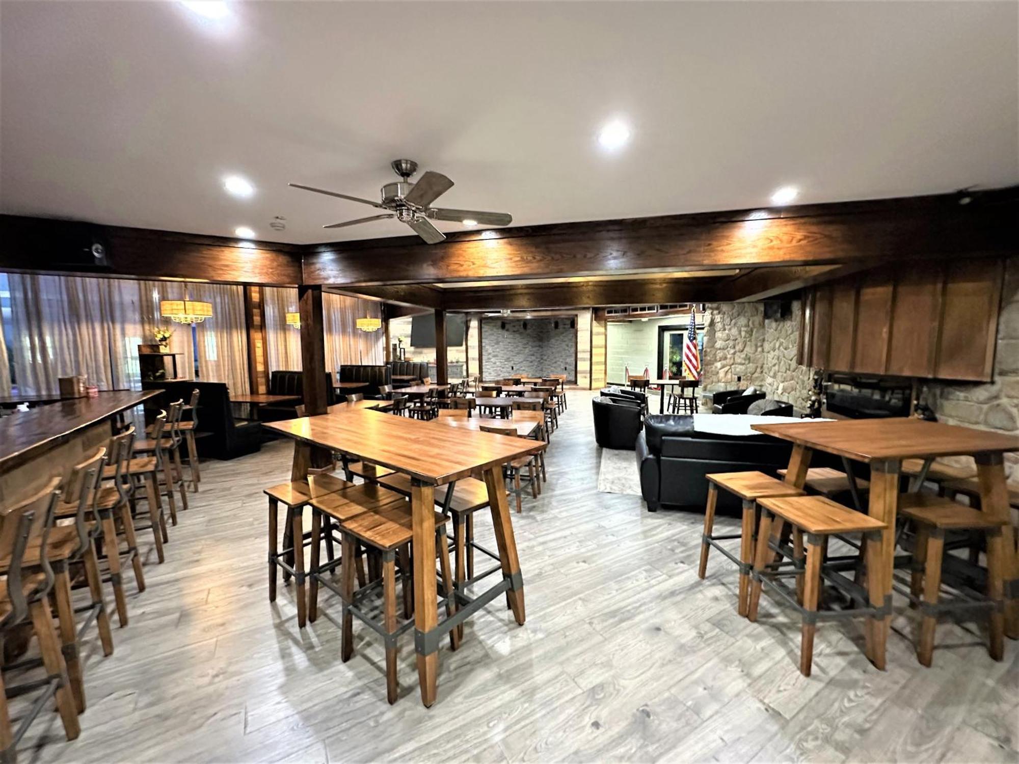 Wow!! Ultimate Pocono Retreat, Hot Tub, Game Room, Deck, Lakes, Skiing, Pools Long Pond Eksteriør billede